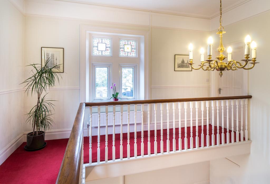 Villiers Lodge Surbiton Extérieur photo