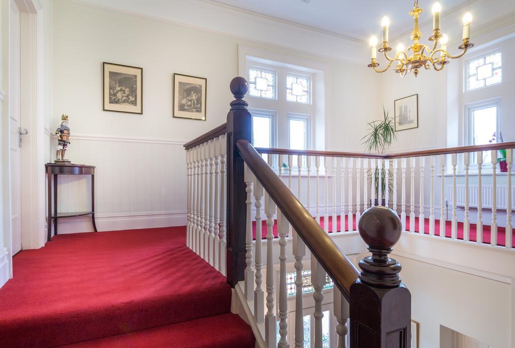 Villiers Lodge Surbiton Extérieur photo