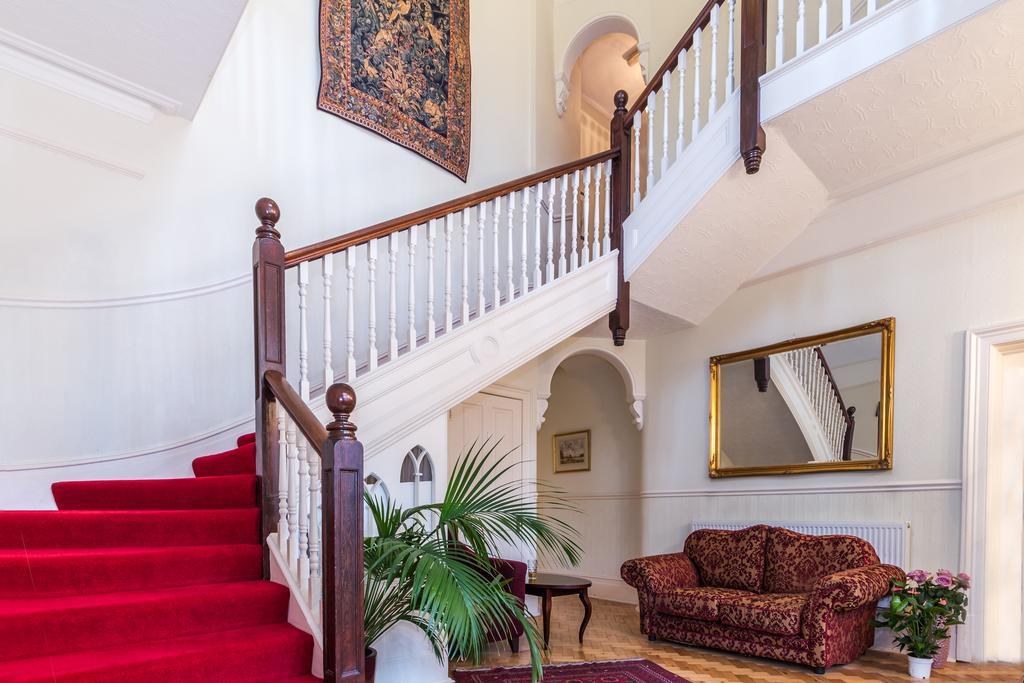 Villiers Lodge Surbiton Extérieur photo