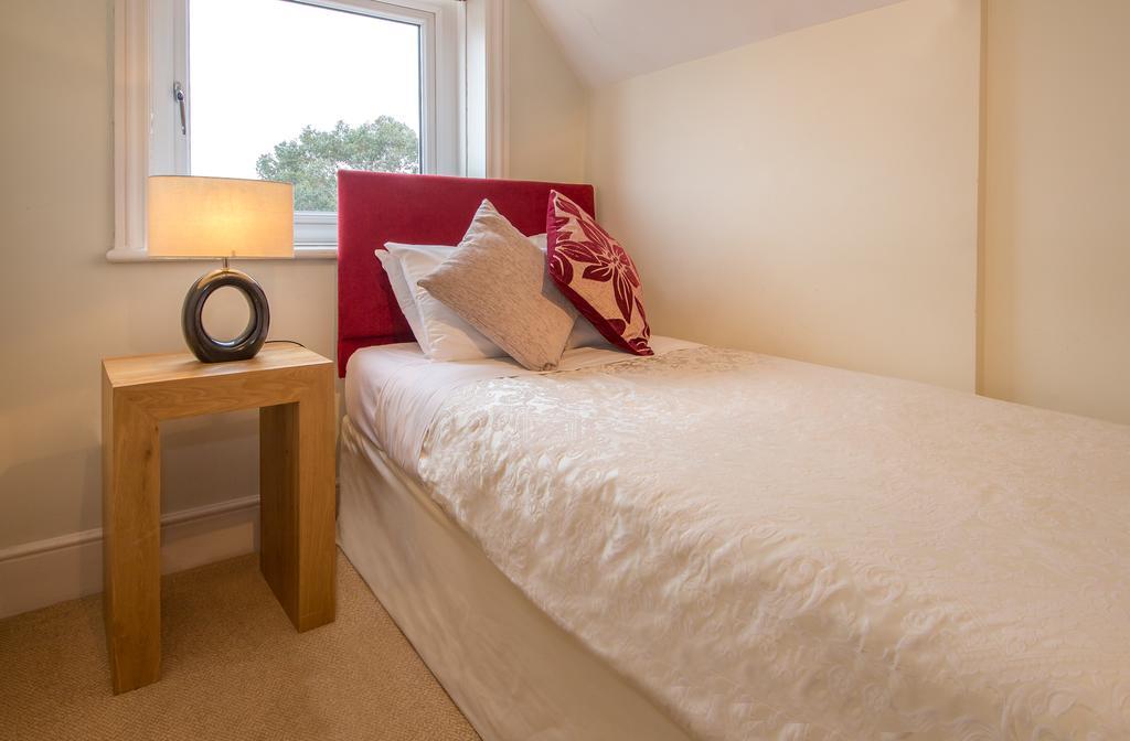 Villiers Lodge Surbiton Extérieur photo