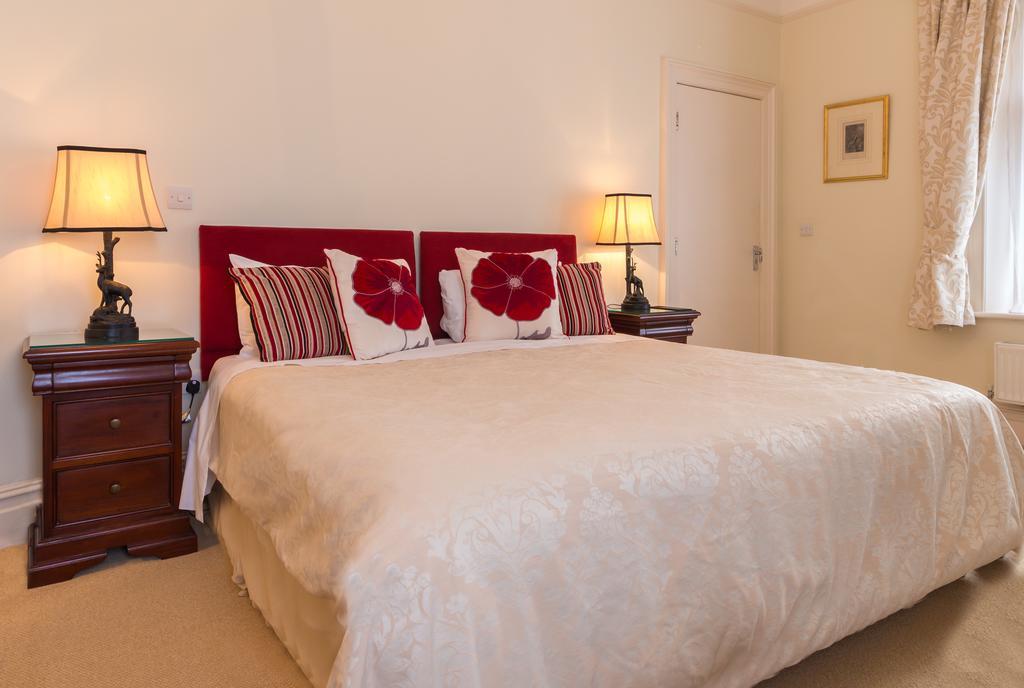 Villiers Lodge Surbiton Extérieur photo