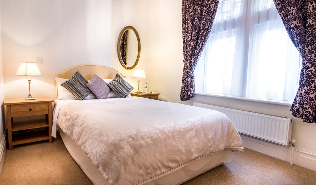 Villiers Lodge Surbiton Extérieur photo